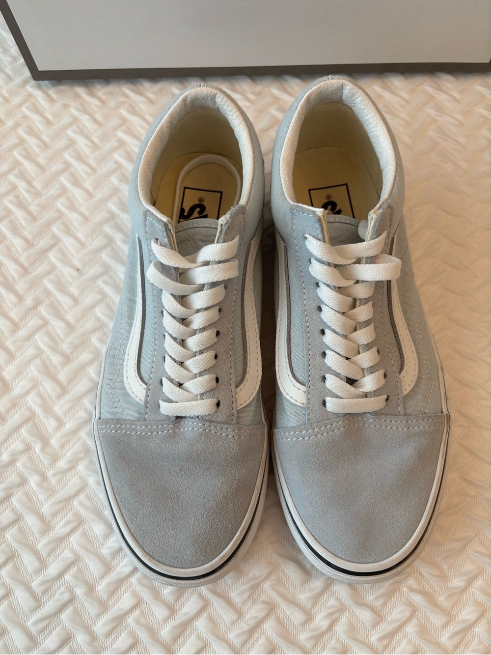 Casual Men's 6.5 / Women’s 8 Vans Suede Skate Shoes in Light Blue and White